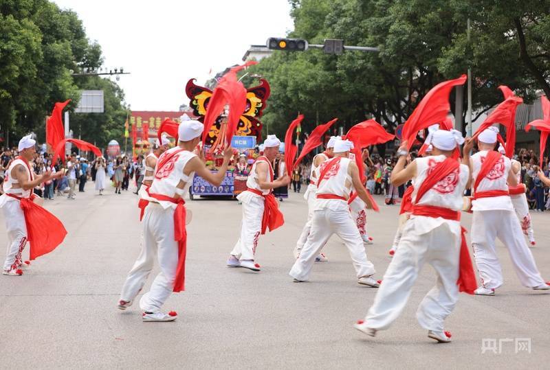 万人解锁文化盛宴！全国各地非遗“走上”贵州丹寨街头